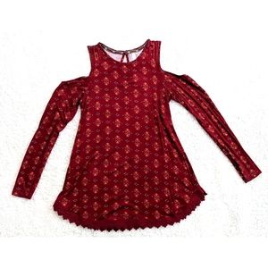 💥3/$15💥Xhilaration, Small, cold shoulder top with lace trim .